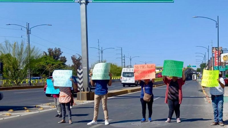 Bloquean 5 de Febrero y vecinos exigen solución urgente a la fuga de aguas negras en Querétaro.